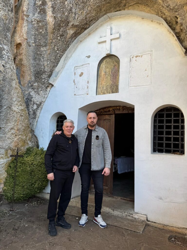 Dragan i Marko Bubamara, ispred ulaza u svetinju 